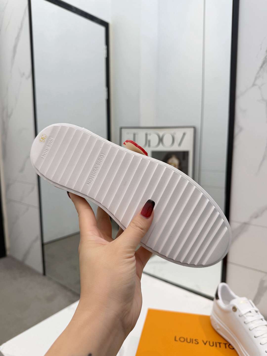 Al5633210   LV Time Out运动鞋 gallery