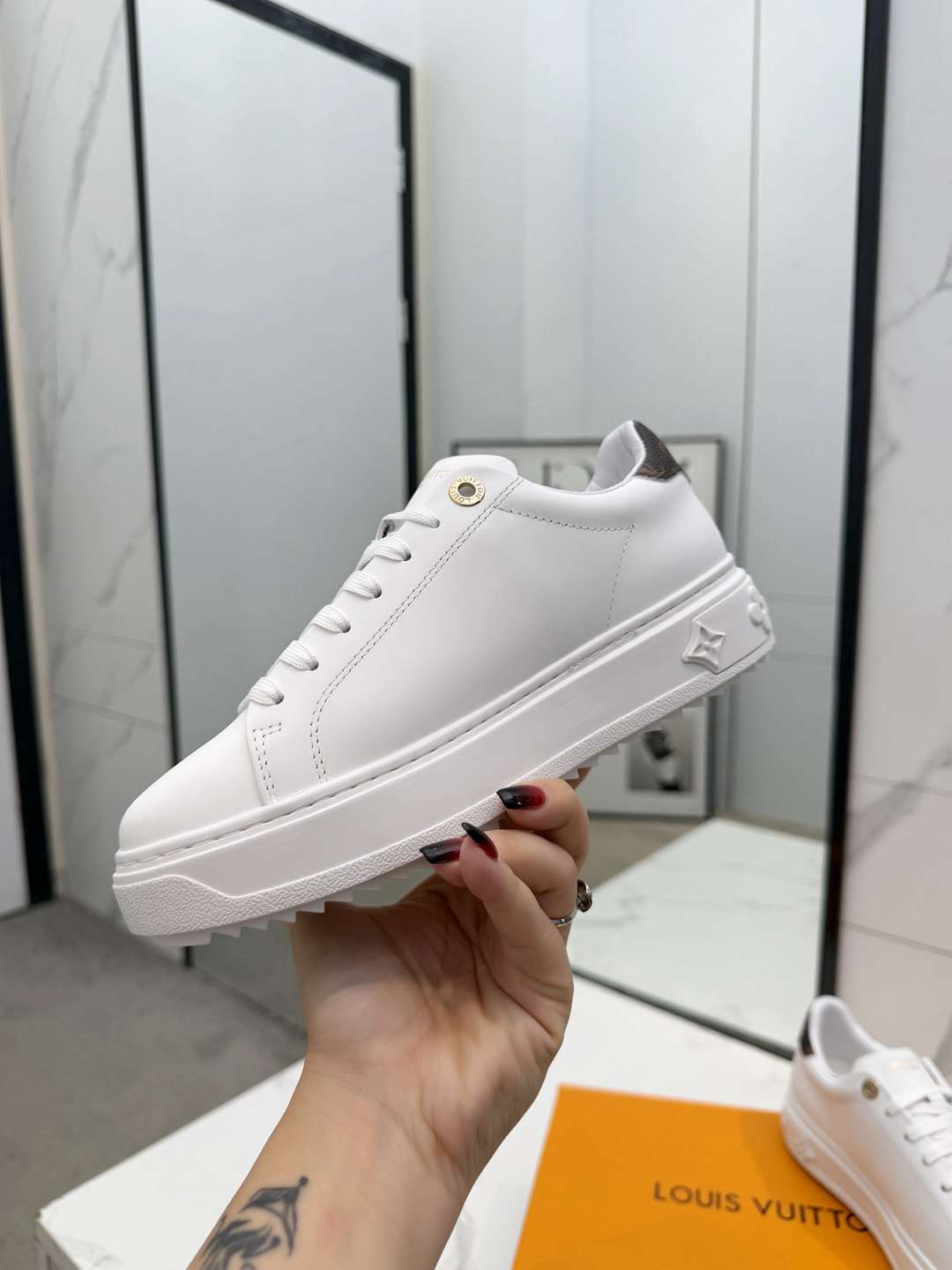 Al5633210   LV Time Out运动鞋 gallery