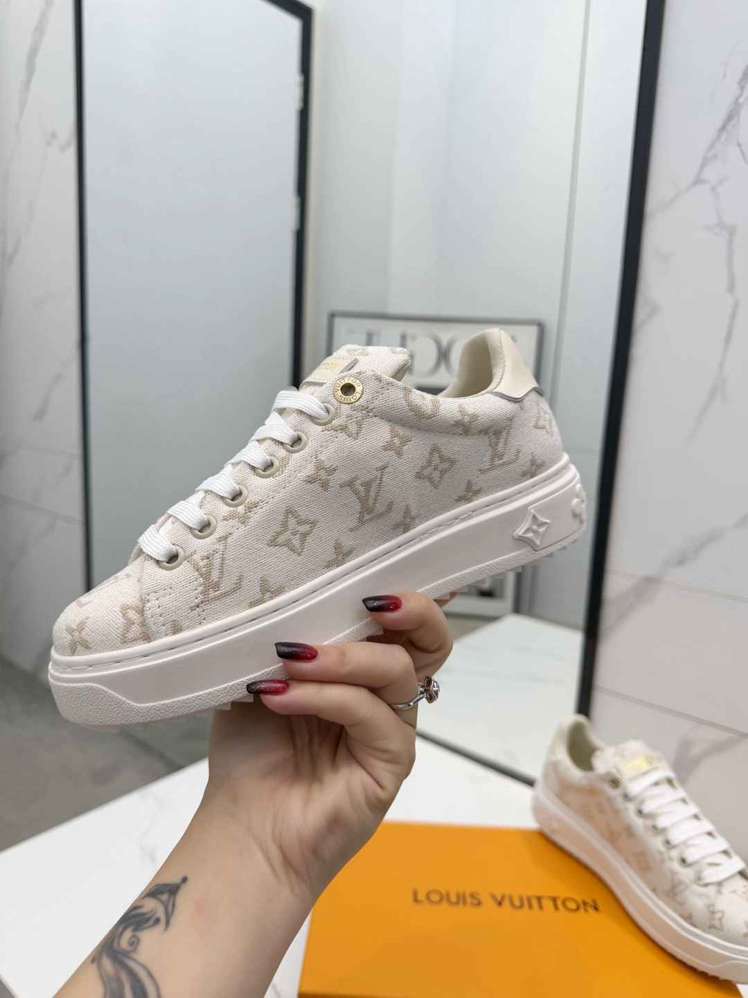 Al5633210   LV Time Out运动鞋 gallery