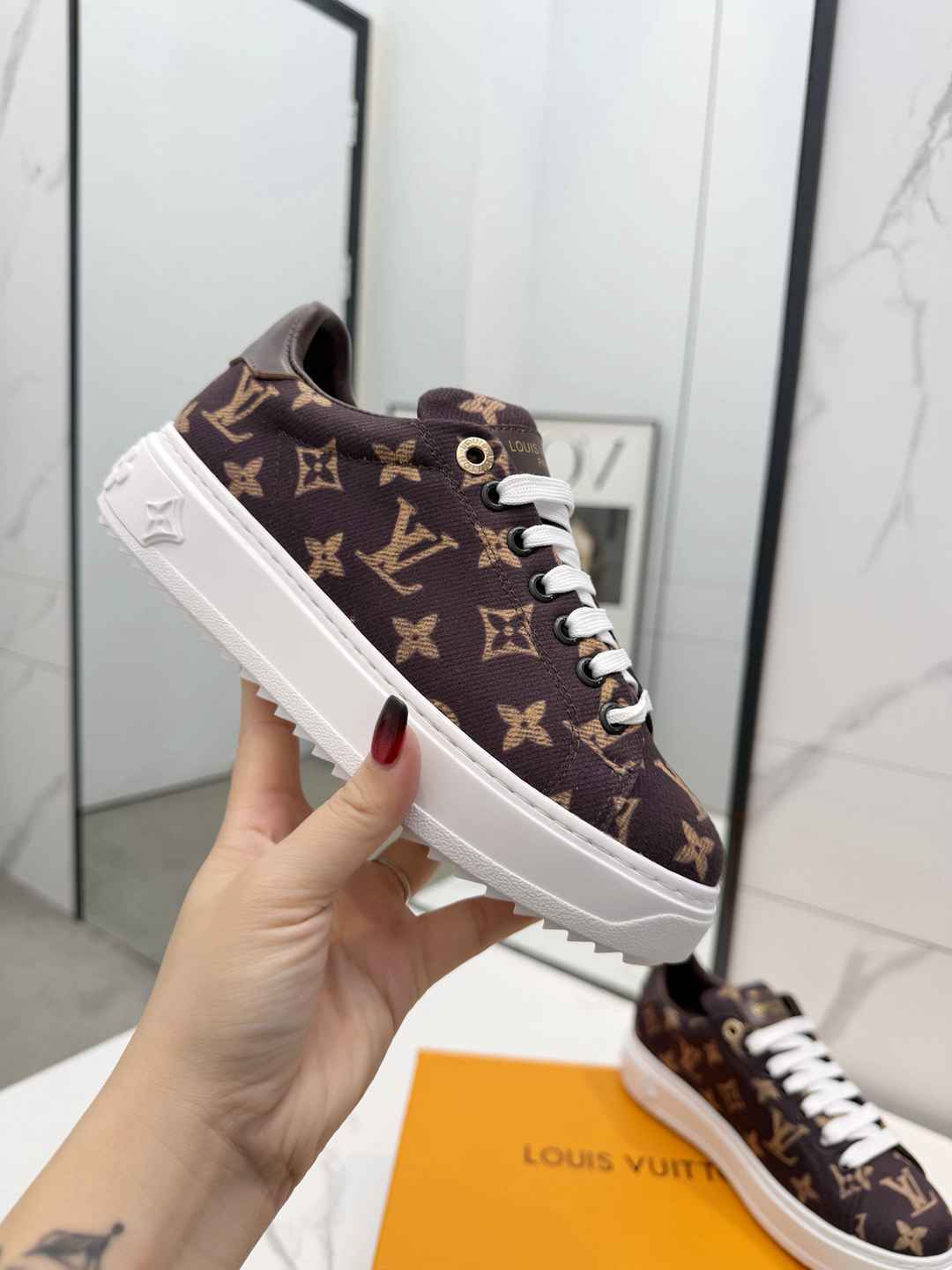 Al5633210   LV Time Out运动鞋 gallery