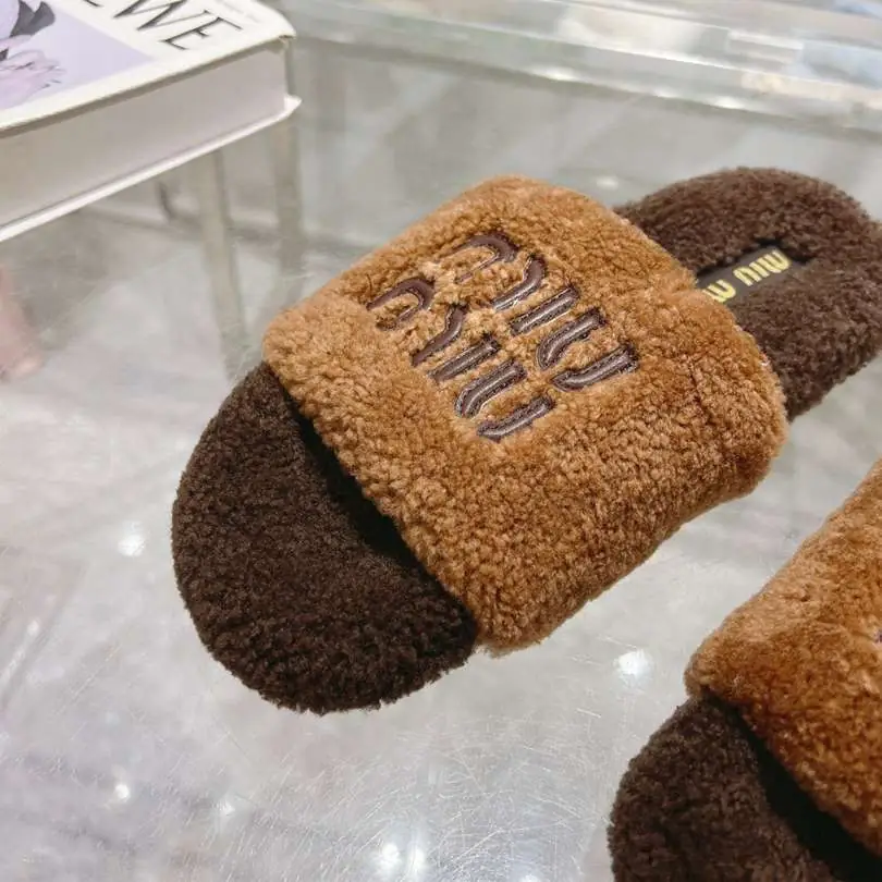 Am5713240   miumiu缪缪休闲款毛毛拖 35 - 41码 gallery