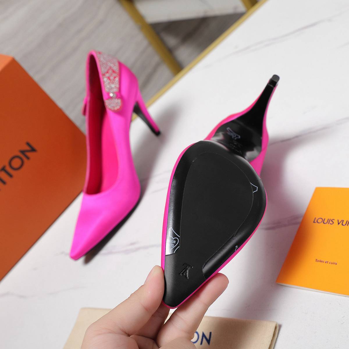 B8126340  高版本  LV LEGACY 露跟 高跟鞋 后空凉鞋 gallery