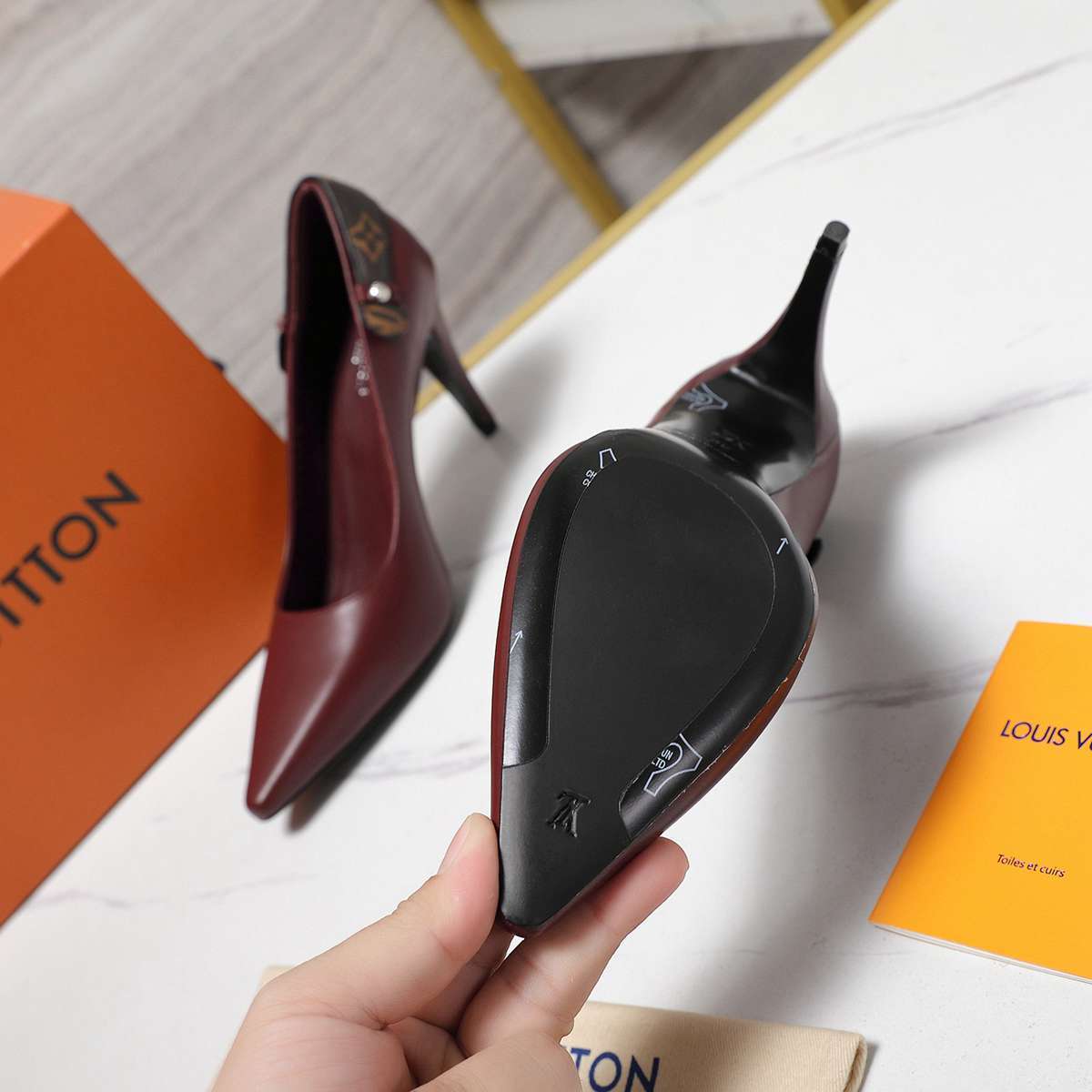 B8126340  高版本  LV LEGACY 露跟 高跟鞋 后空凉鞋 gallery
