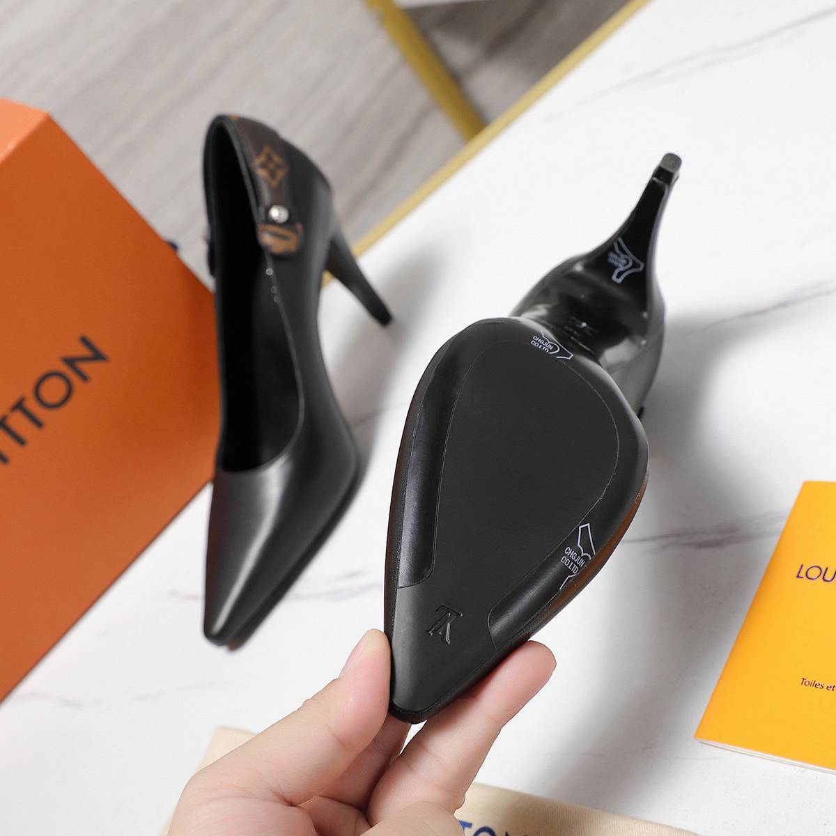 B8126340  高版本  LV LEGACY 露跟 高跟鞋 后空凉鞋 gallery