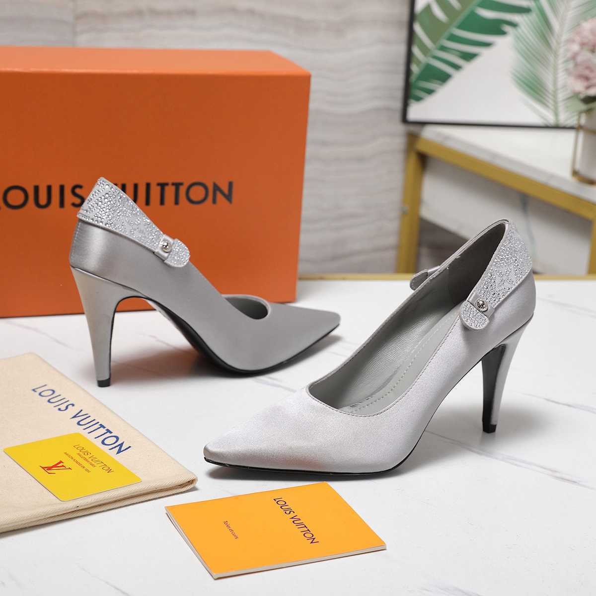 B8126340  高版本  LV LEGACY 露跟 高跟鞋 后空凉鞋 gallery