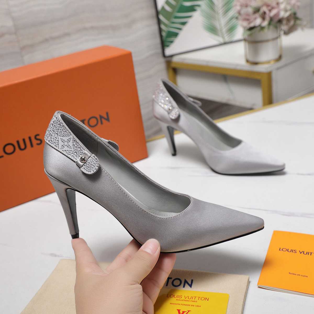 B8126340  高版本  LV LEGACY 露跟 高跟鞋 后空凉鞋 gallery