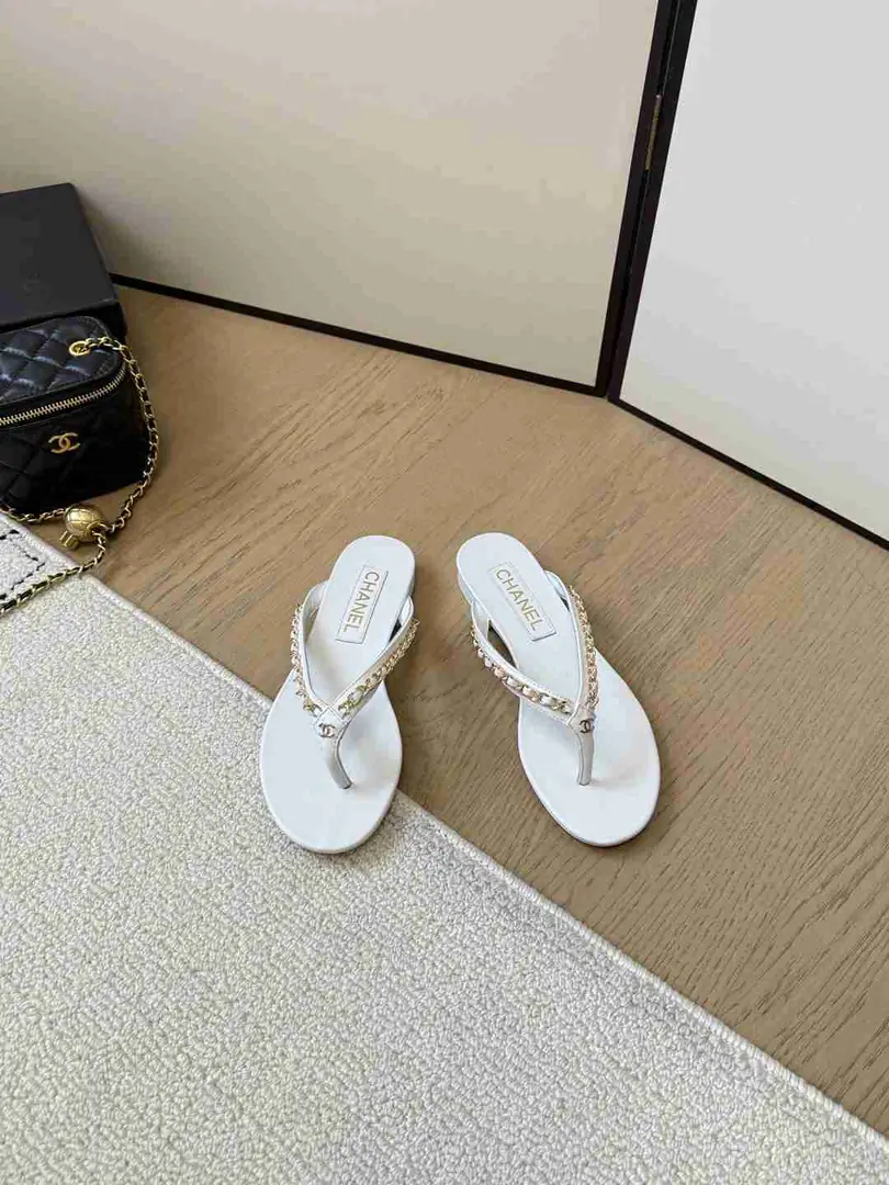 B8155 𝐂𝐇*𝐍𝐄𝐋人字拖鞋   码数：35-39 gallery