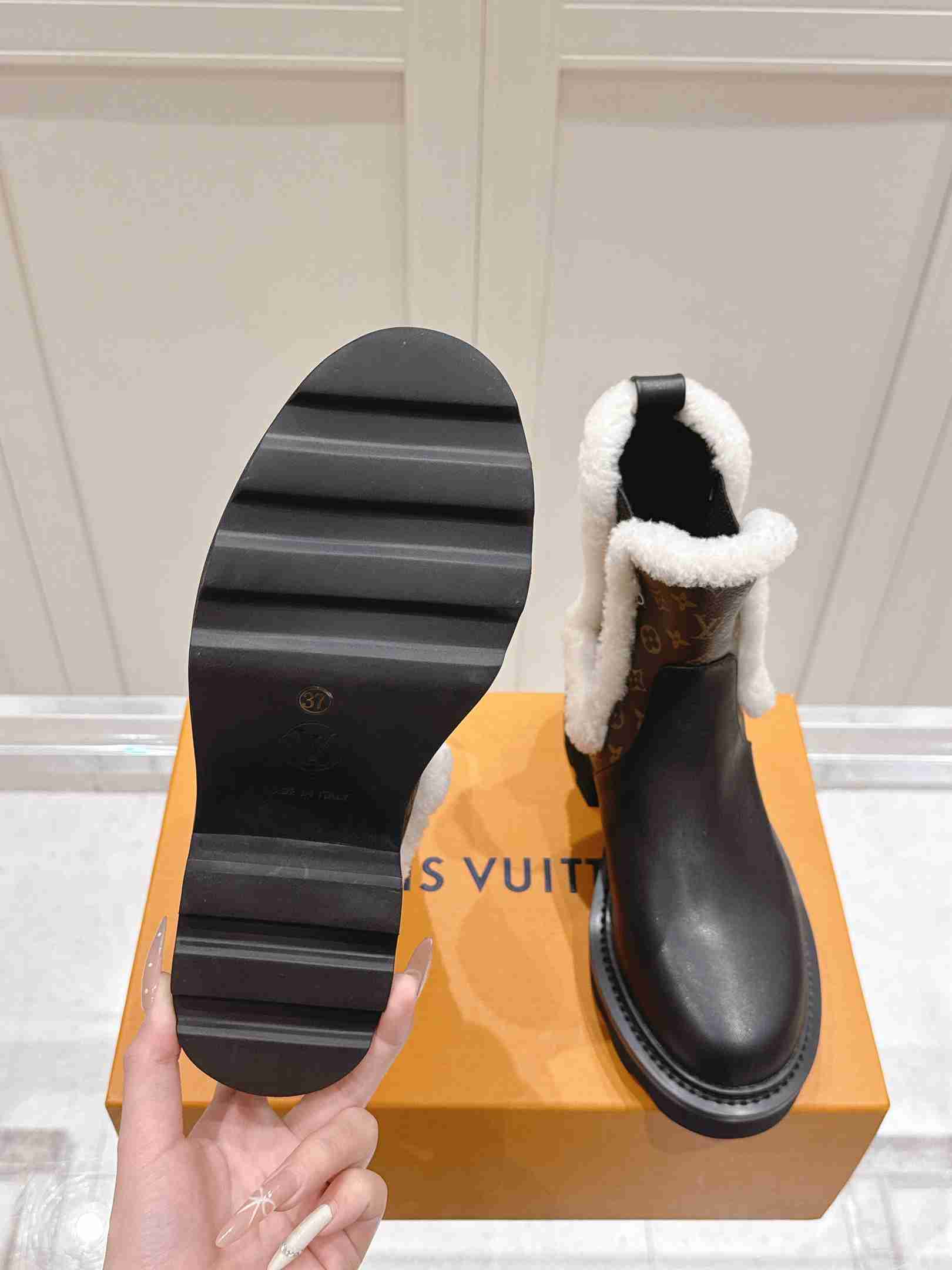 B8170430 🖤LV路易威登秋冬短靴 · 35-39 gallery