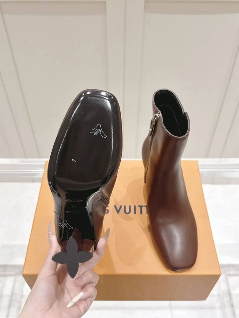 B8170440 ✨LV 短靴🖤 gallery