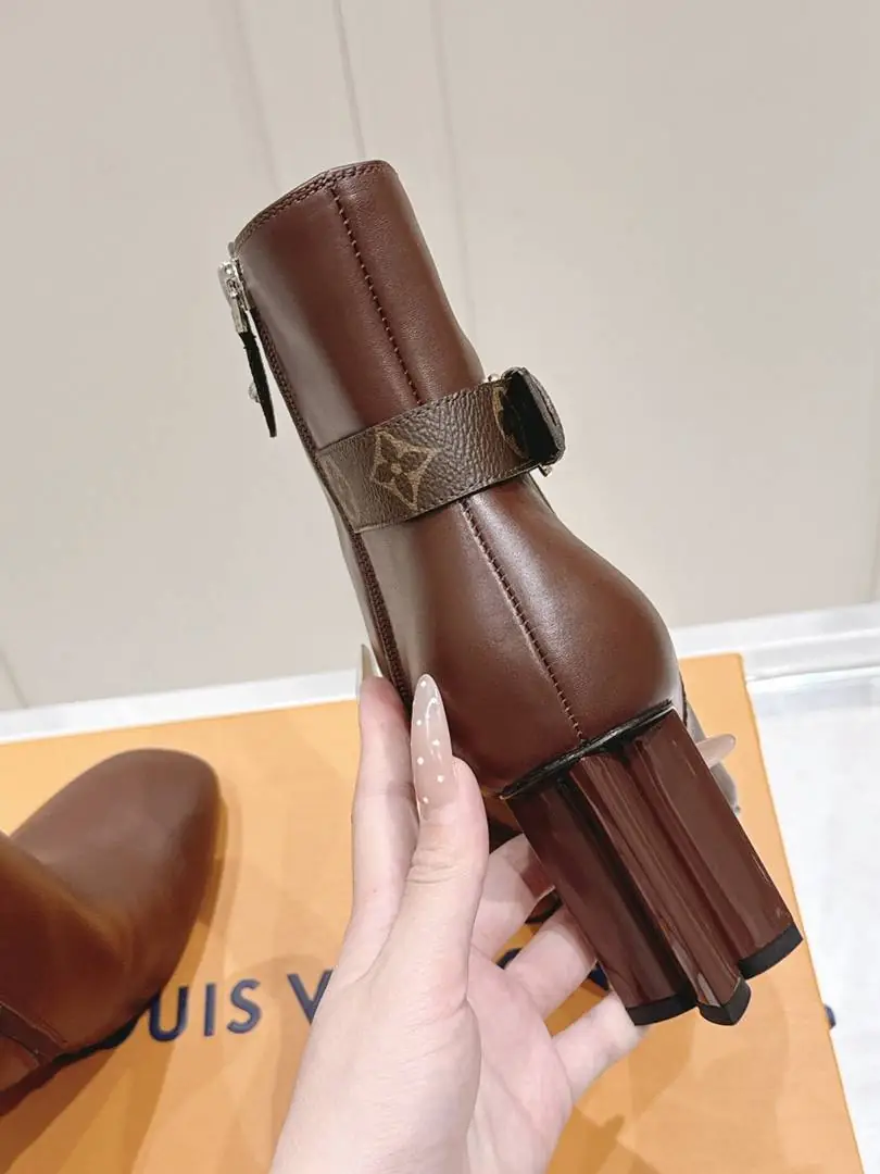 B8170440 ✨LV 短靴🖤 gallery