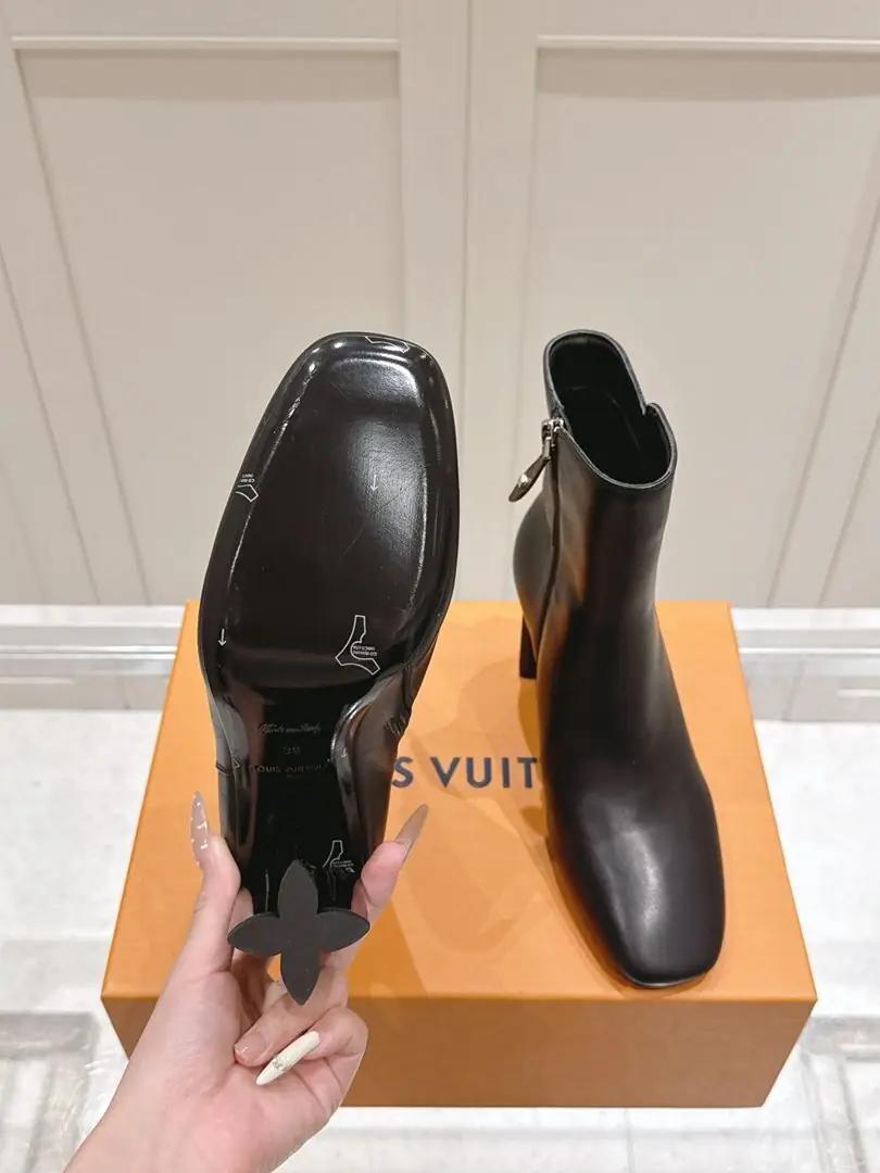 B8170440 ✨LV 短靴🖤 gallery
