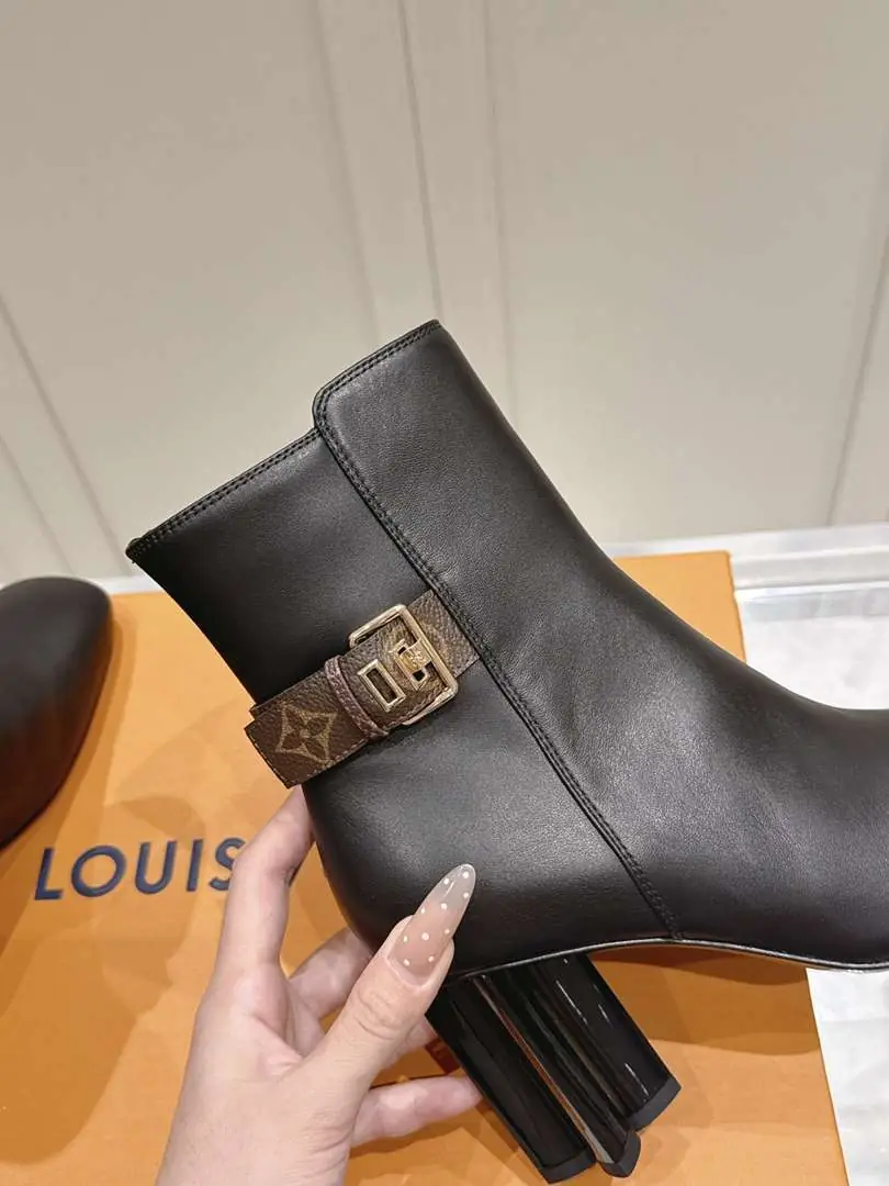 B8170440 ✨LV 短靴🖤 gallery