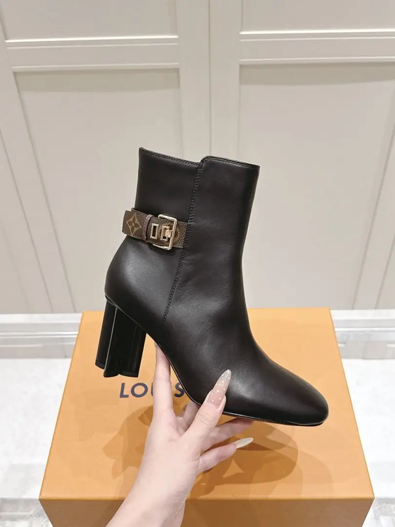 B8170440 ✨LV 短靴🖤 gallery