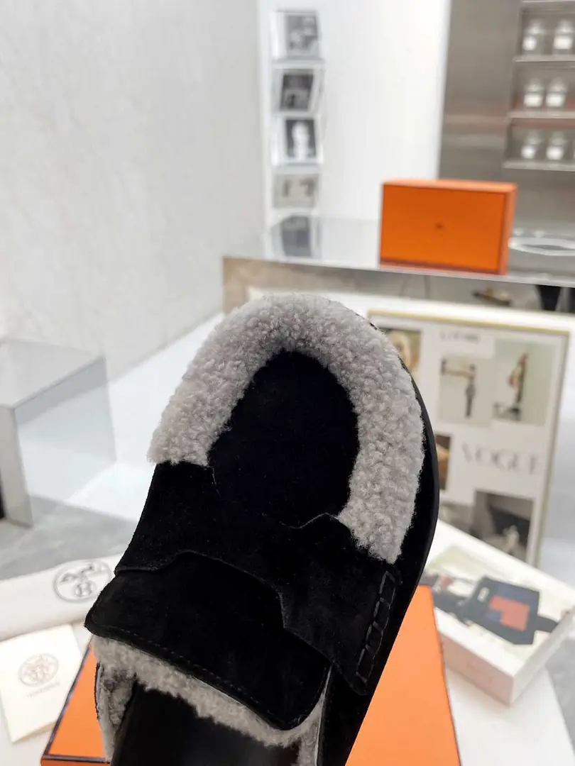 B8198240  爱马仕✨ 勃肯毛毛半拖鞋   码数35-40 gallery