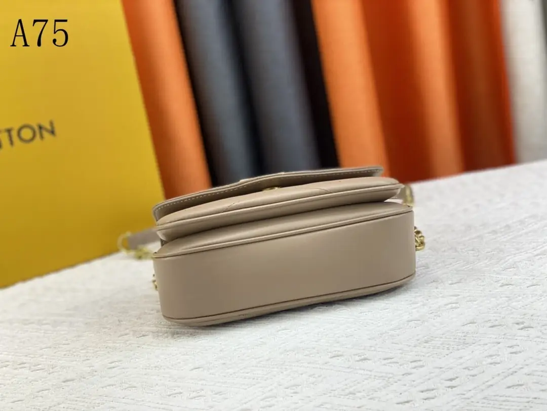 M58550 A75021 M58550灰 58664绿 58549玫红 58549黑 58552白色 尺寸：24x14x9cm gallery