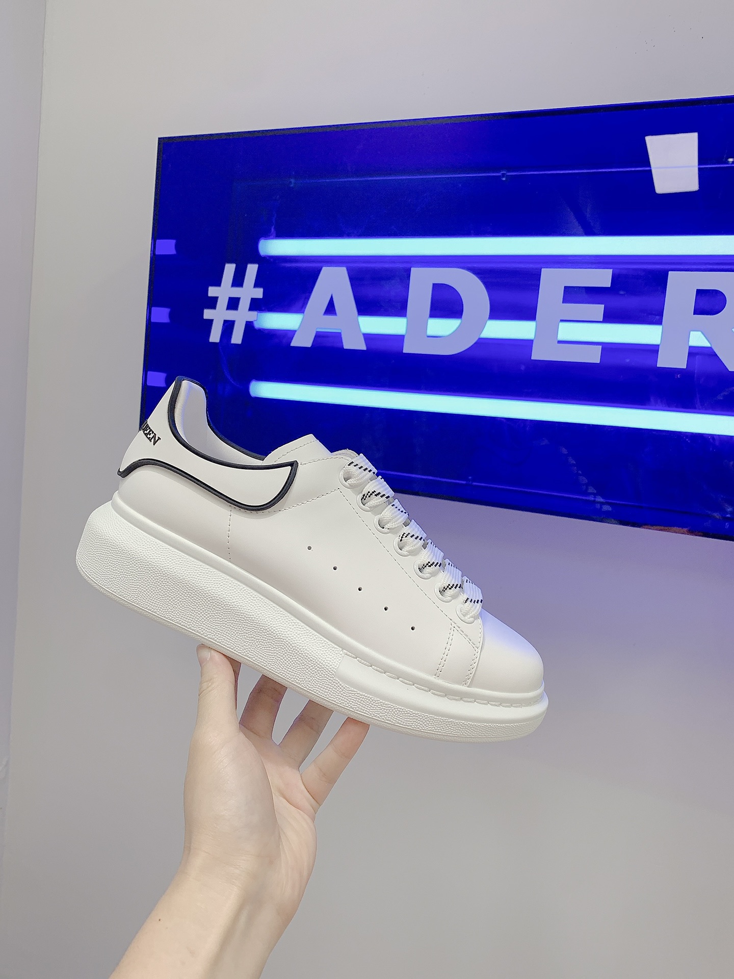 V2309-308.8💴45.88$Alexander Mcqueen gallery