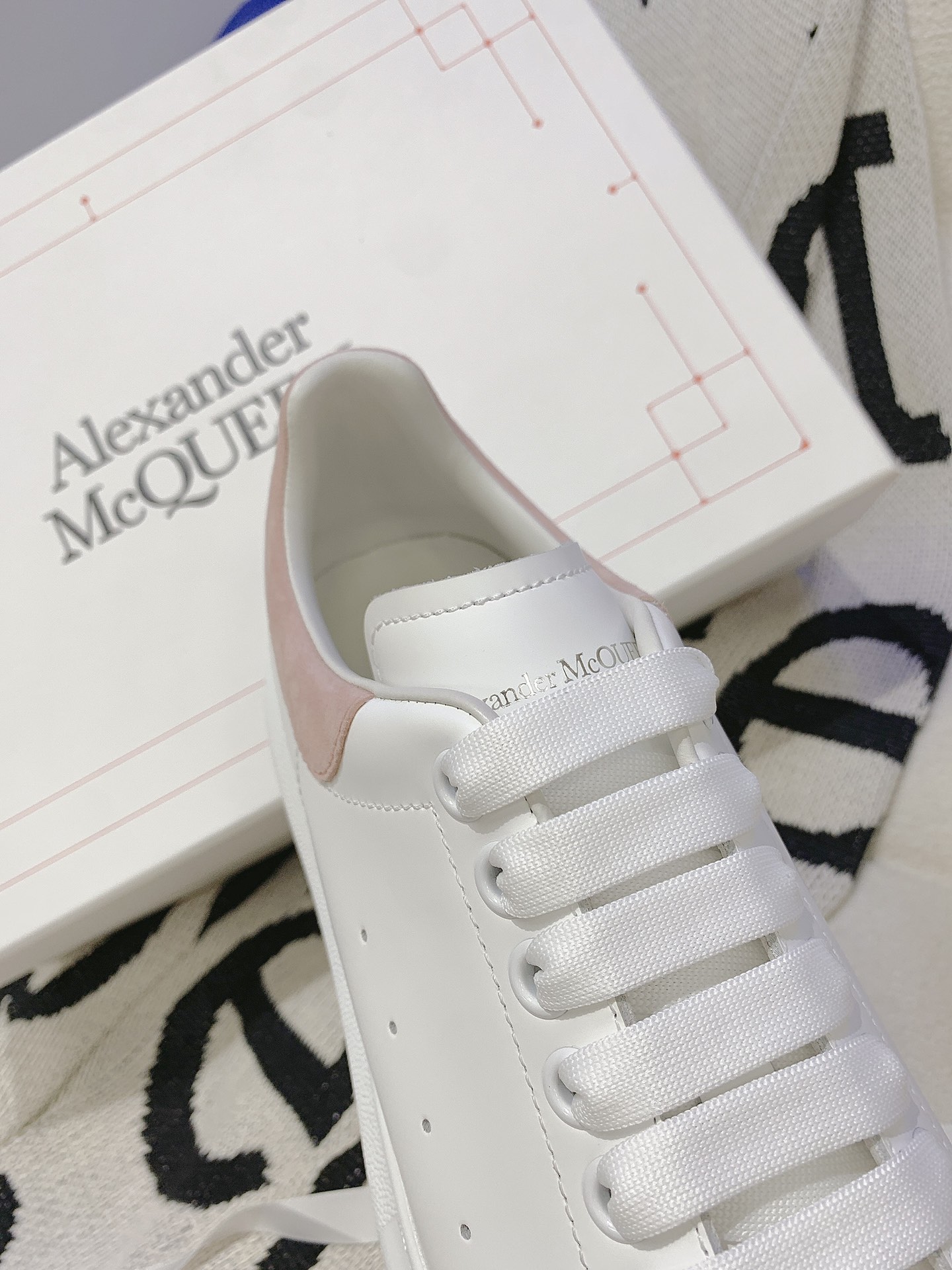 V2309-308.8💴45.88$Alexander Mcqueen gallery