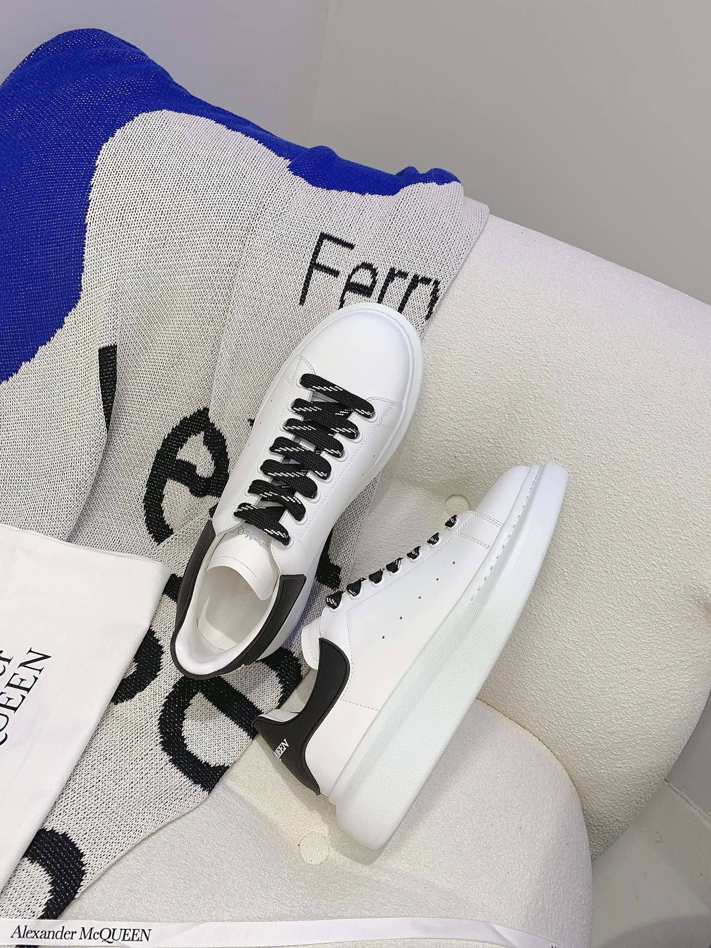 V2309-308.8💴45.88$Alexander Mcqueen gallery
