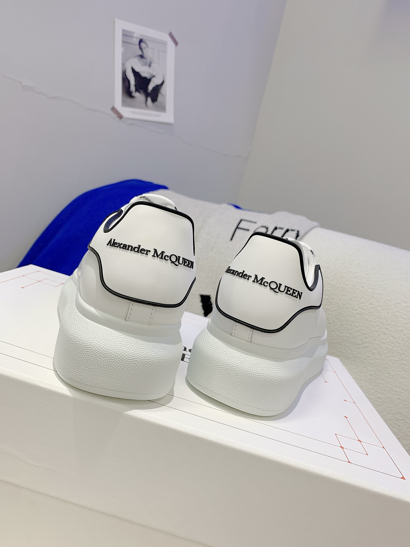 V2309-308.8💴45.88$Alexander Mcqueen gallery