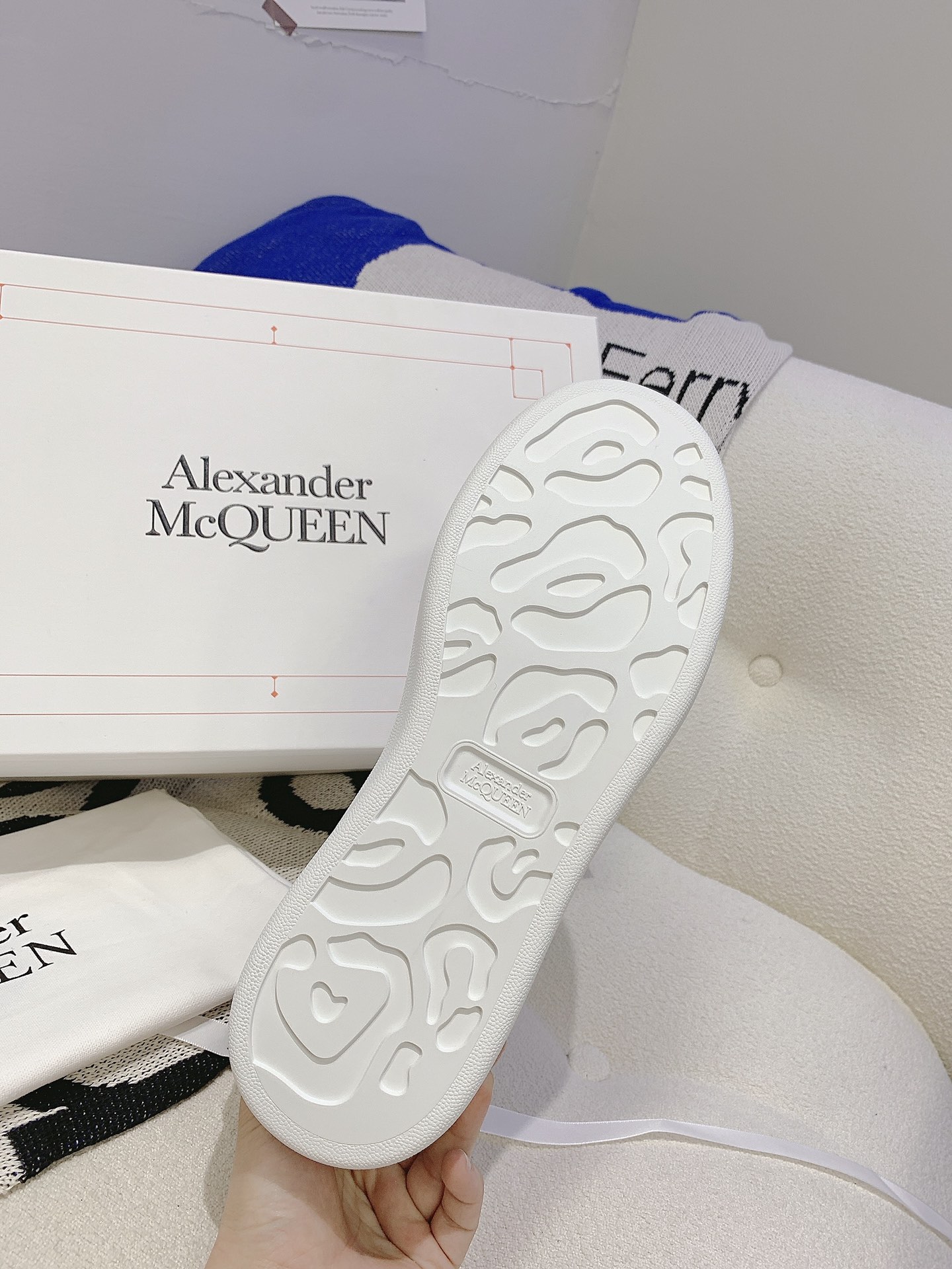 V2309-308.8💴45.88$Alexander Mcqueen gallery