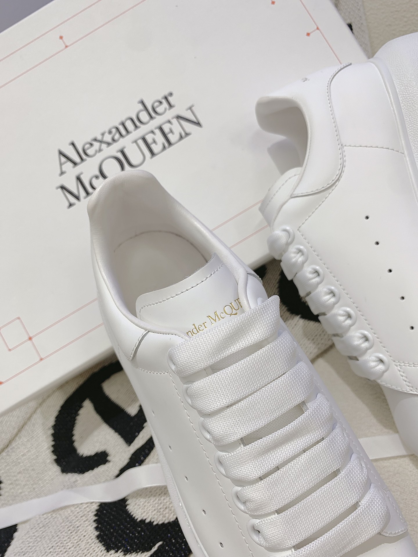 V2309-308.8💴45.88$Alexander Mcqueen gallery