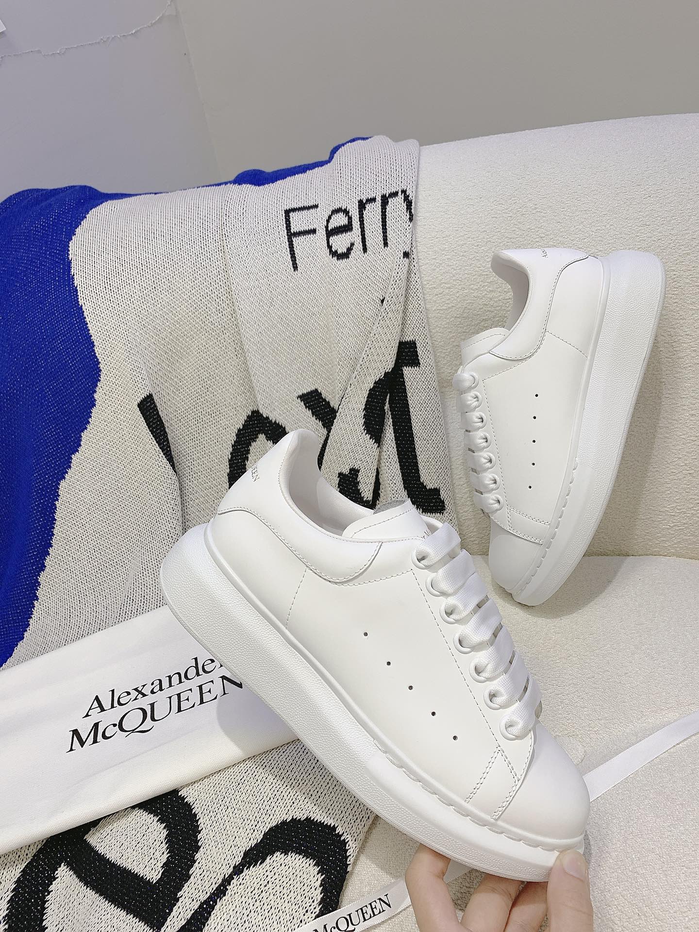V2309-308.8💴45.88$Alexander Mcqueen gallery