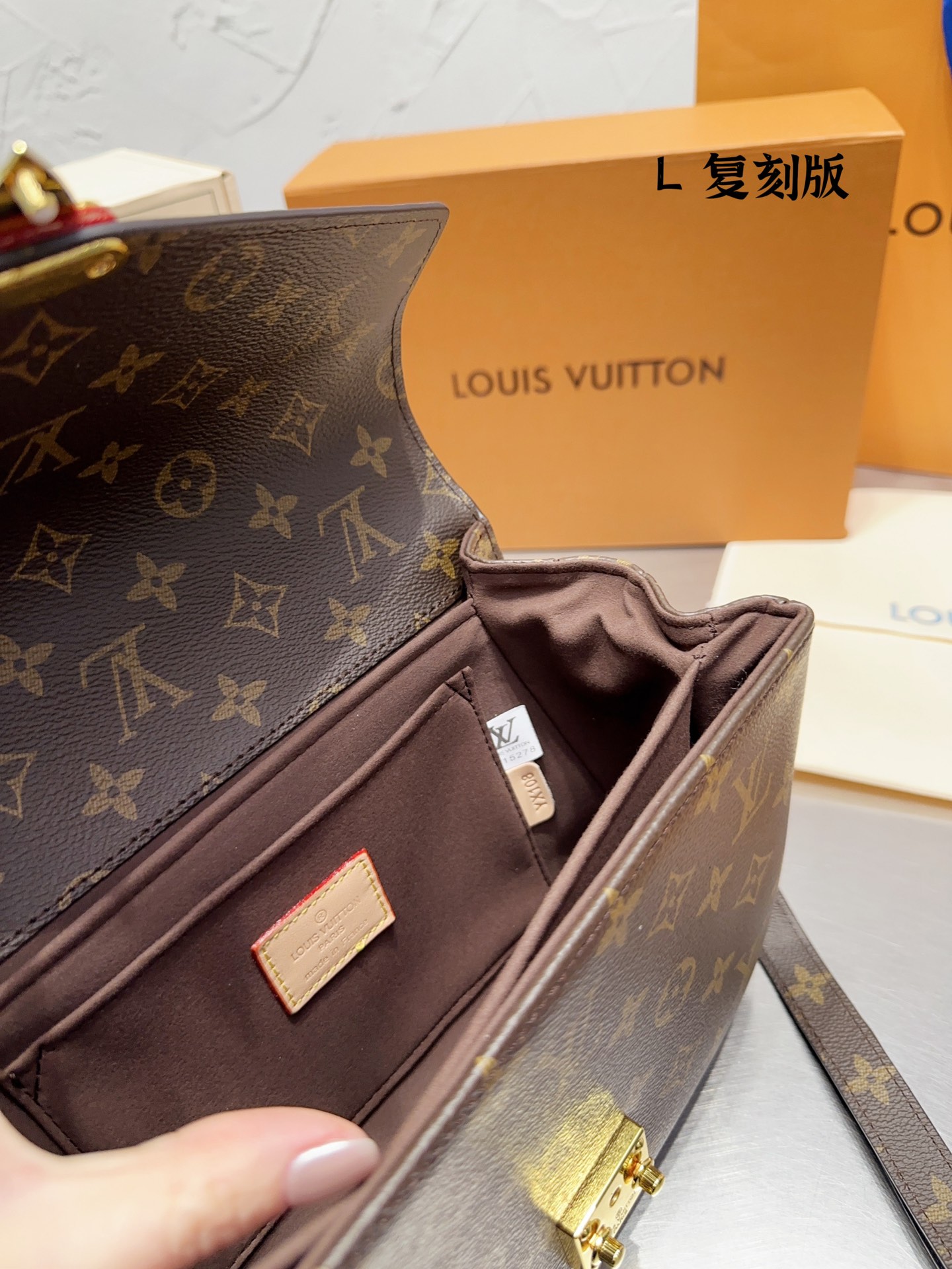 V2377-430💴59.99$LV gallery