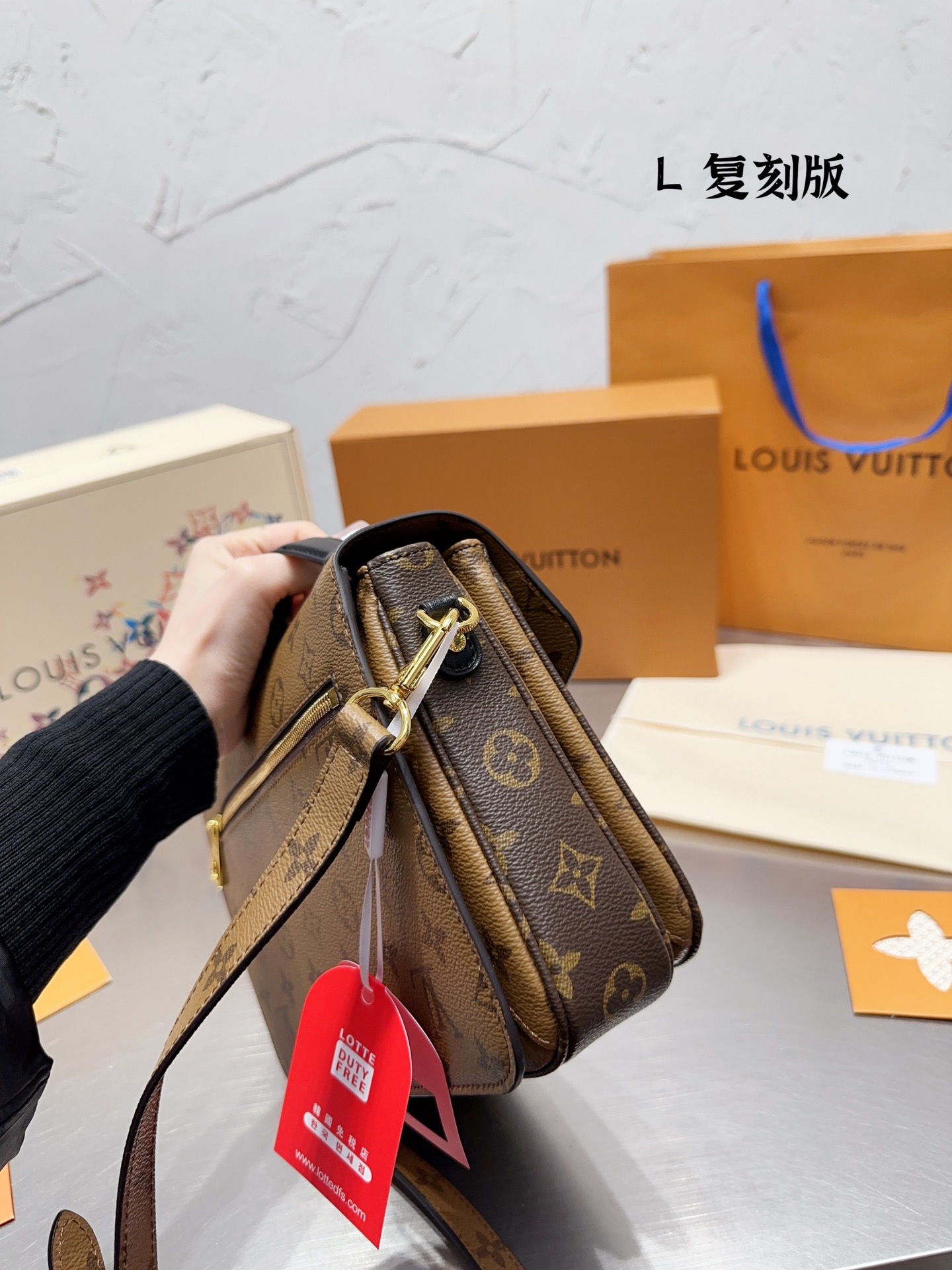 V2377-430💴59.99$LV gallery