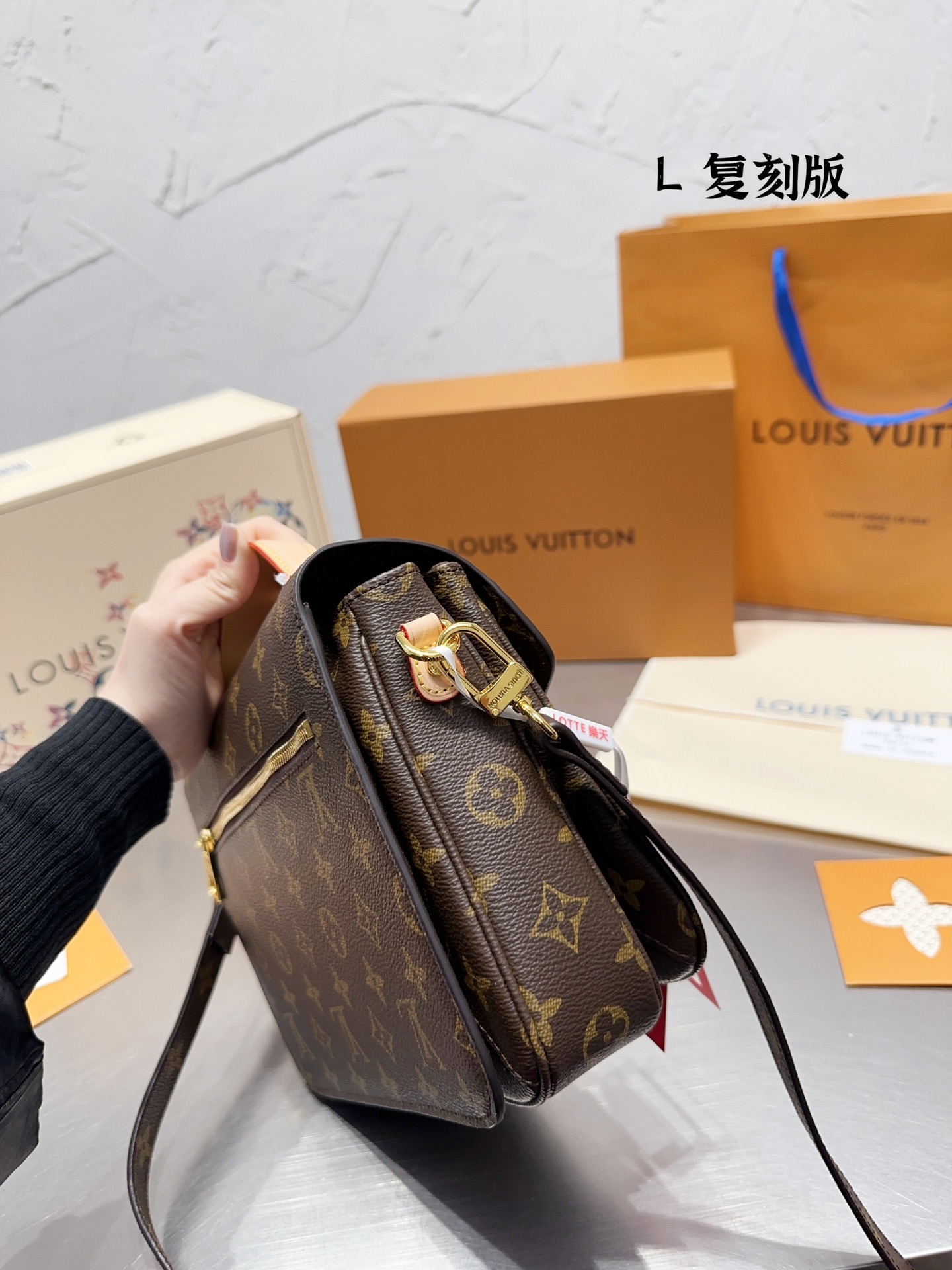 V2377-430💴59.99$LV gallery