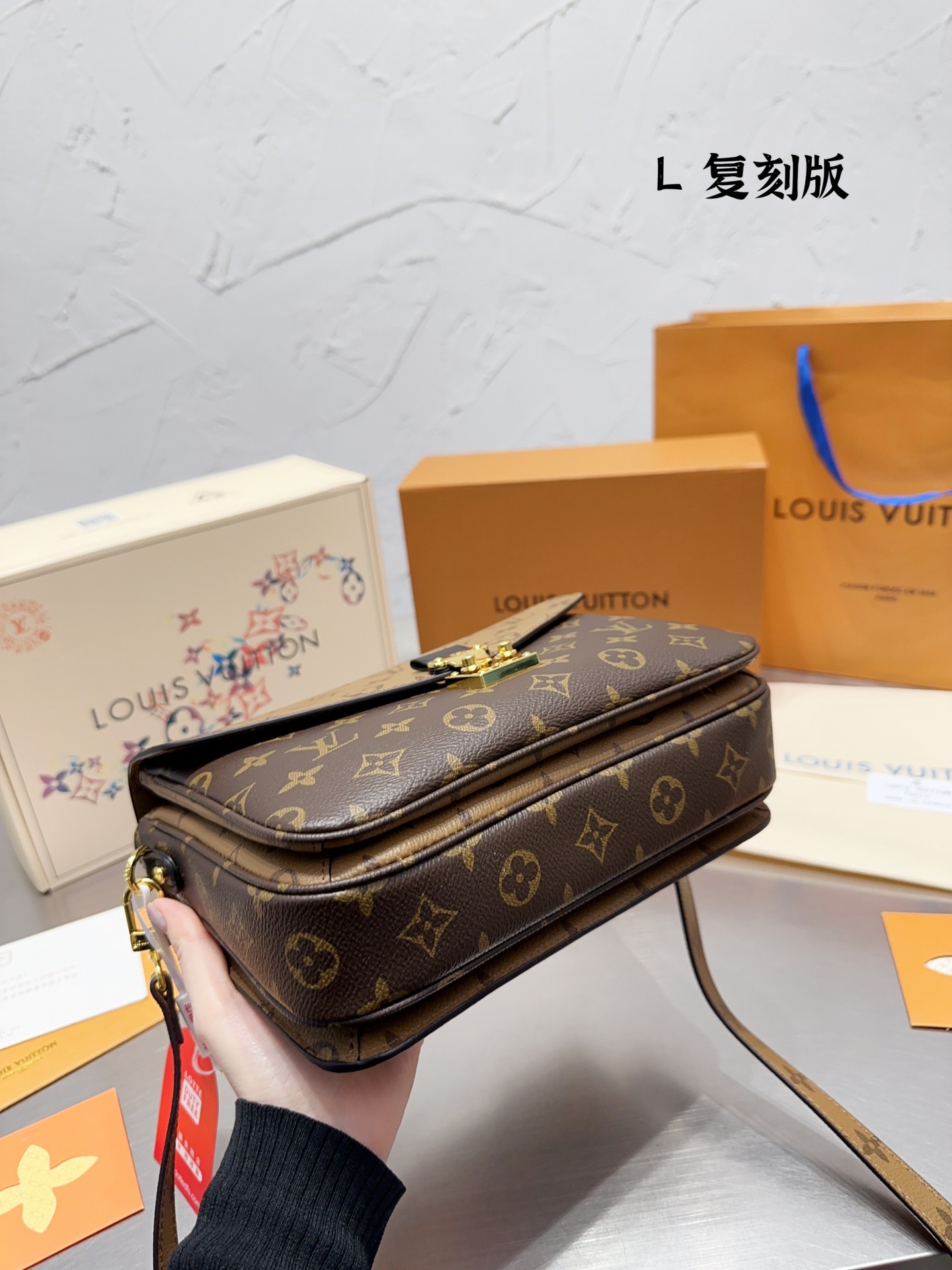 V2377-430💴59.99$LV gallery