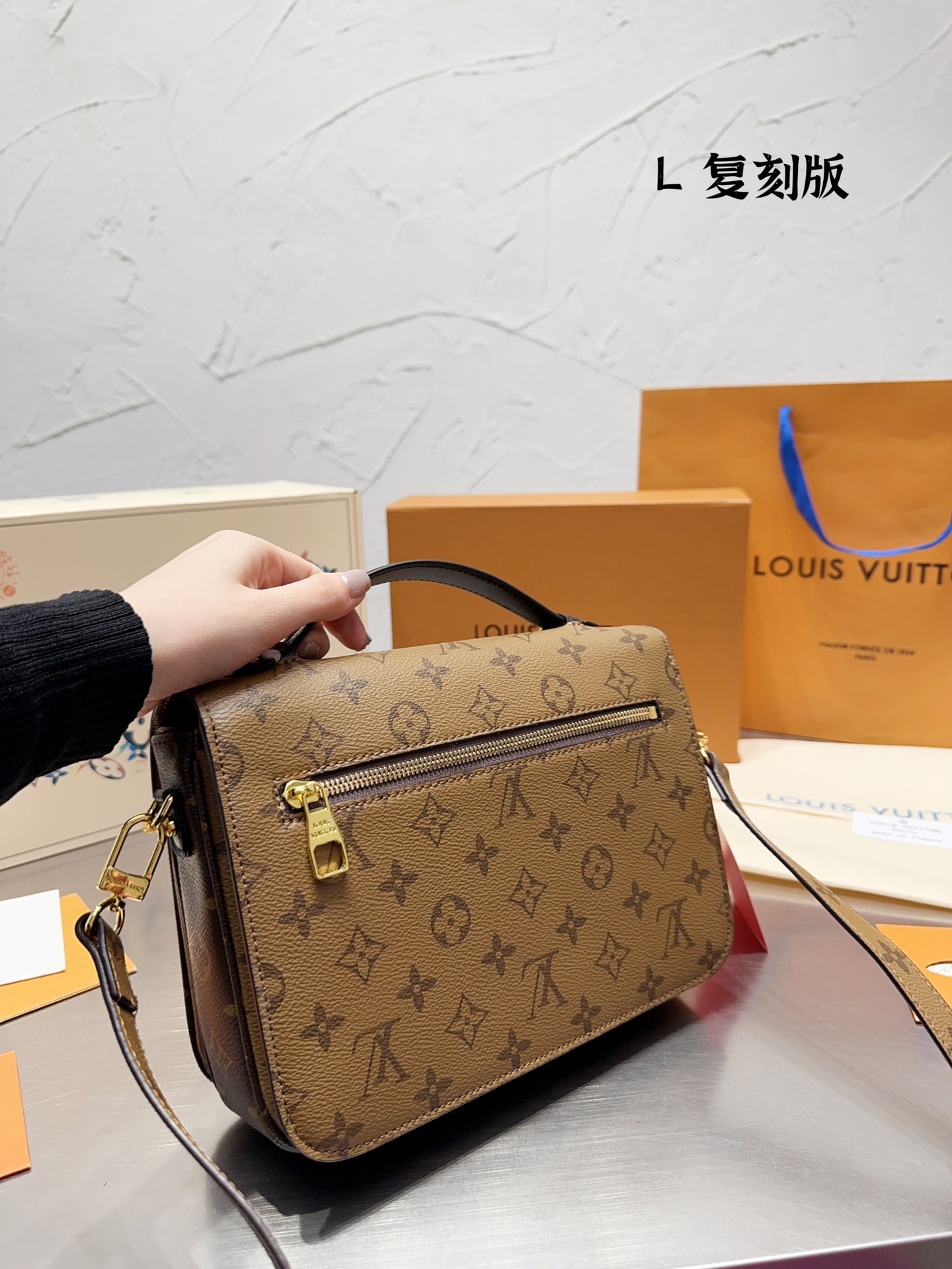 V2377-430💴59.99$LV gallery