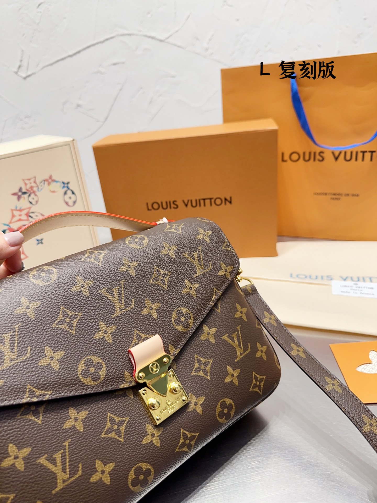 V2377-430💴59.99$LV gallery