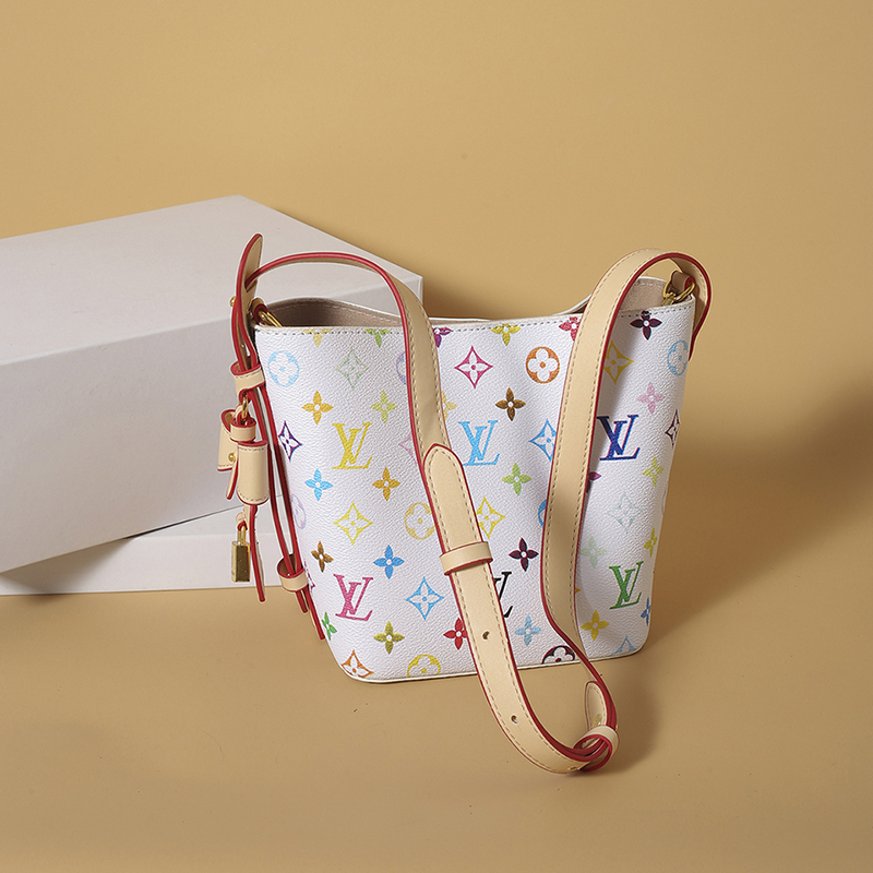 V2856-💴31.68$LV gallery