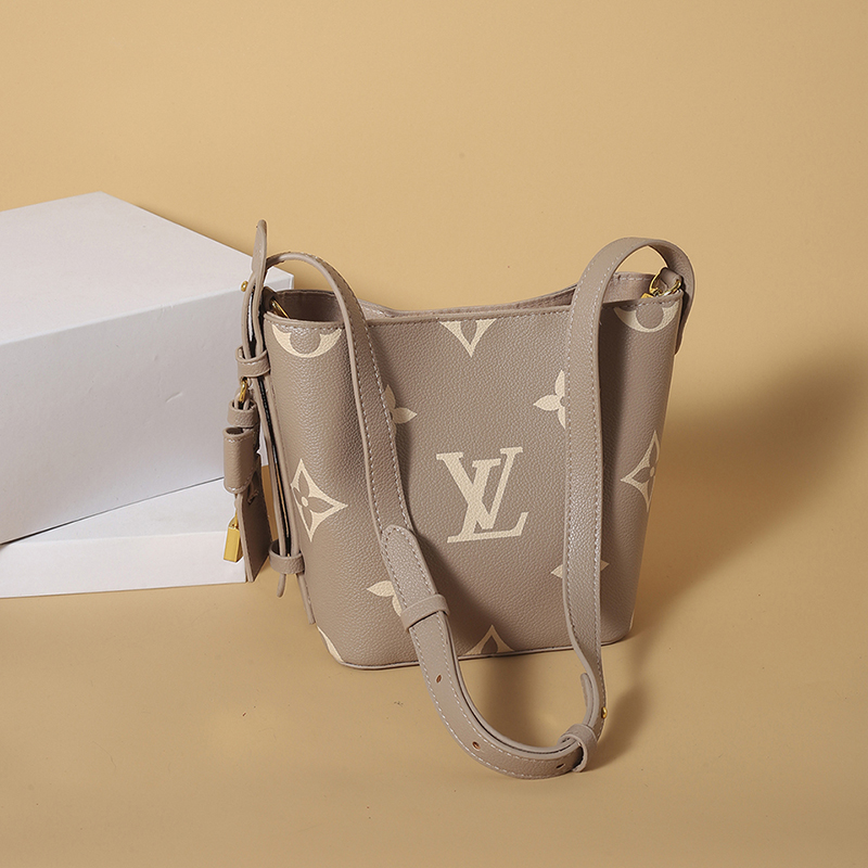 V2856-💴31.68$LV gallery