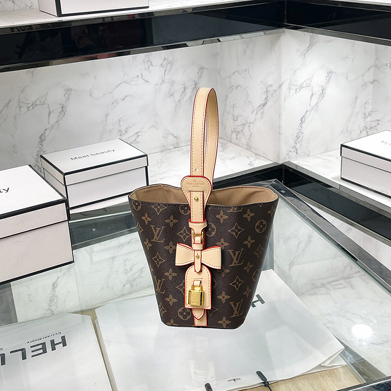 V2856-💴31.68$LV gallery