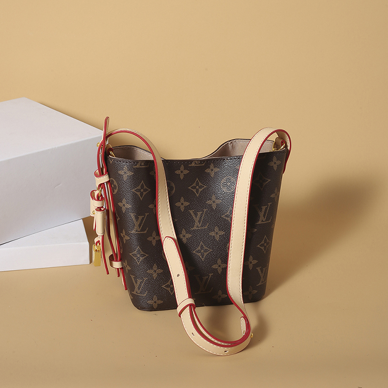 V2856-💴31.68$LV gallery