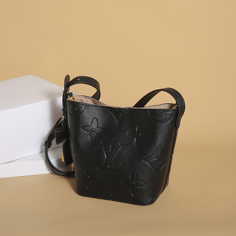 V2856-💴31.68$LV gallery