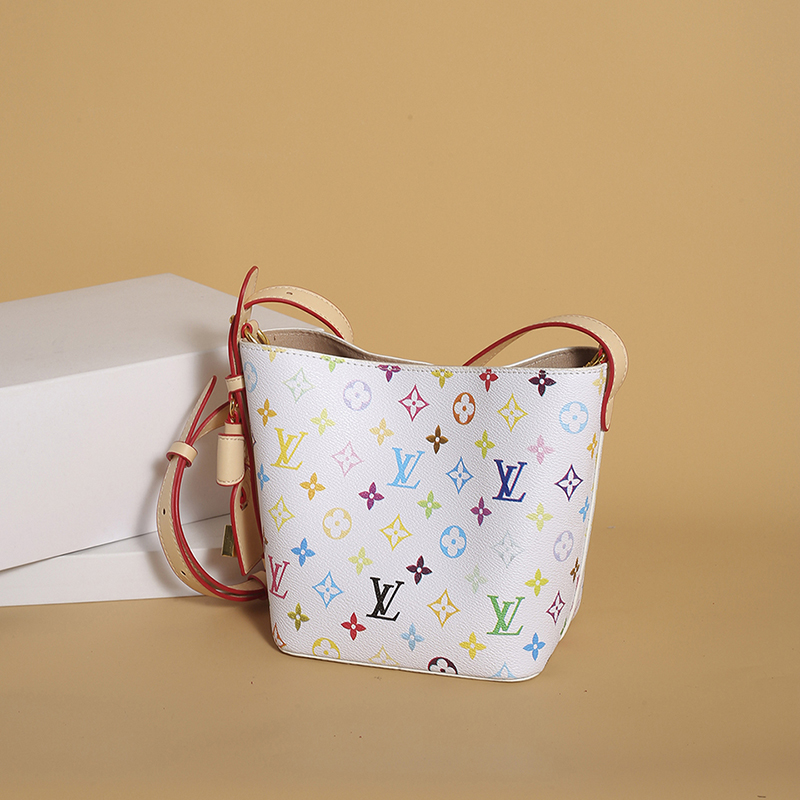 V2856-💴31.68$LV gallery