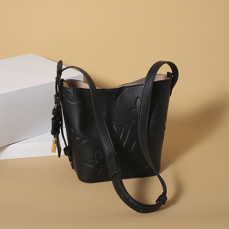 V2856-💴31.68$LV gallery