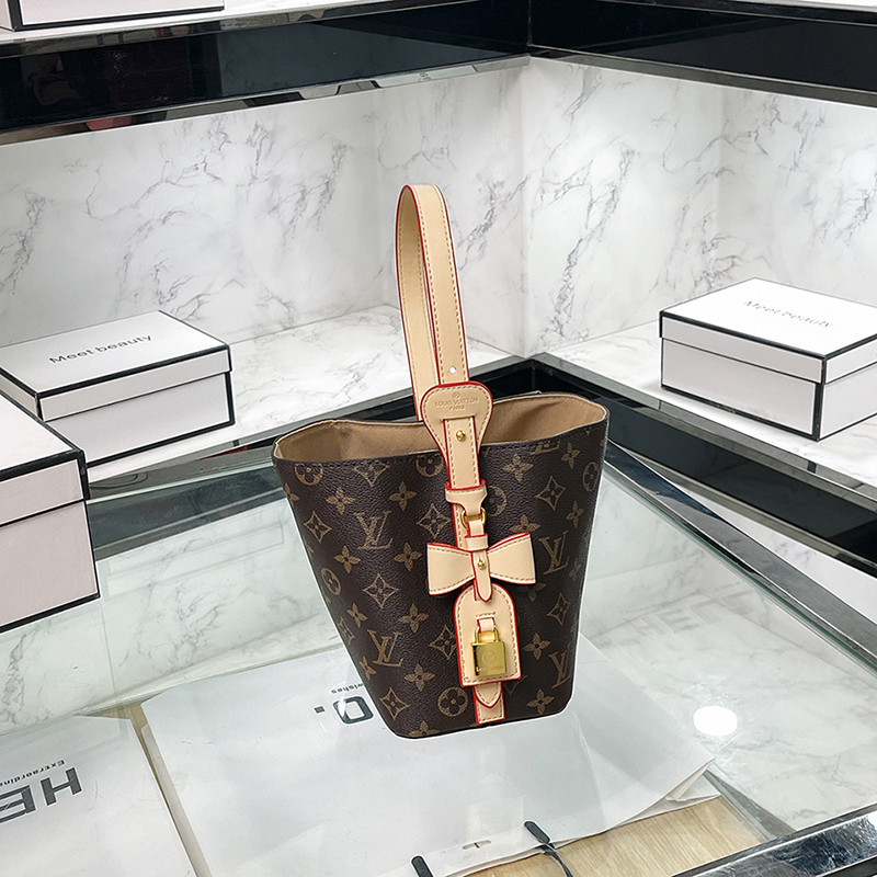 V2856-💴31.68$LV gallery