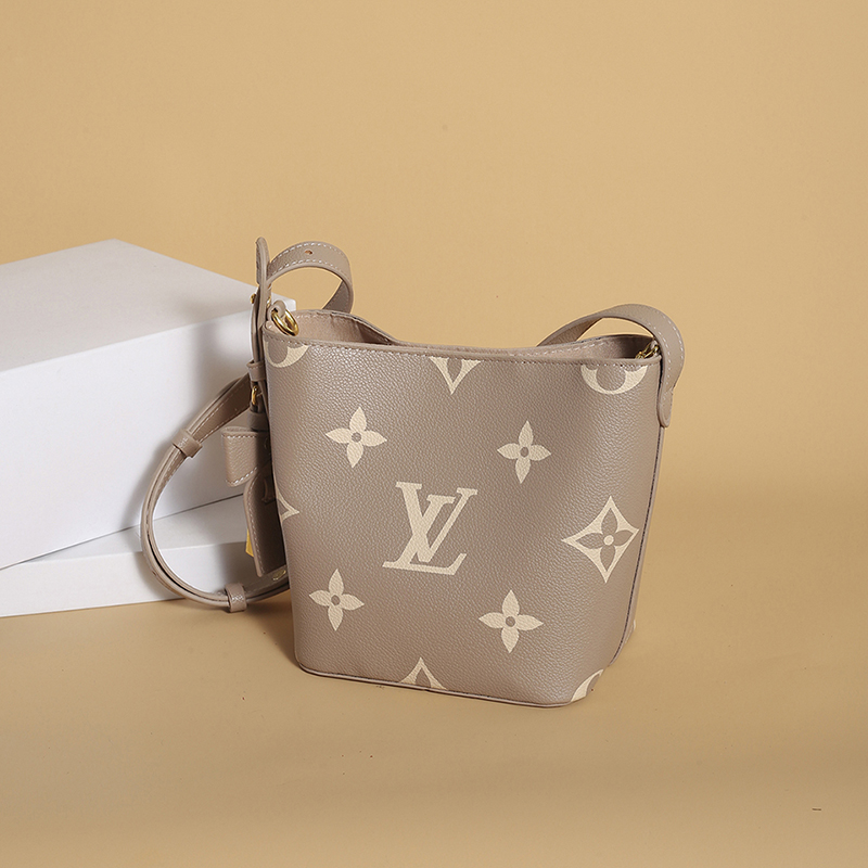 V2856-💴31.68$LV gallery