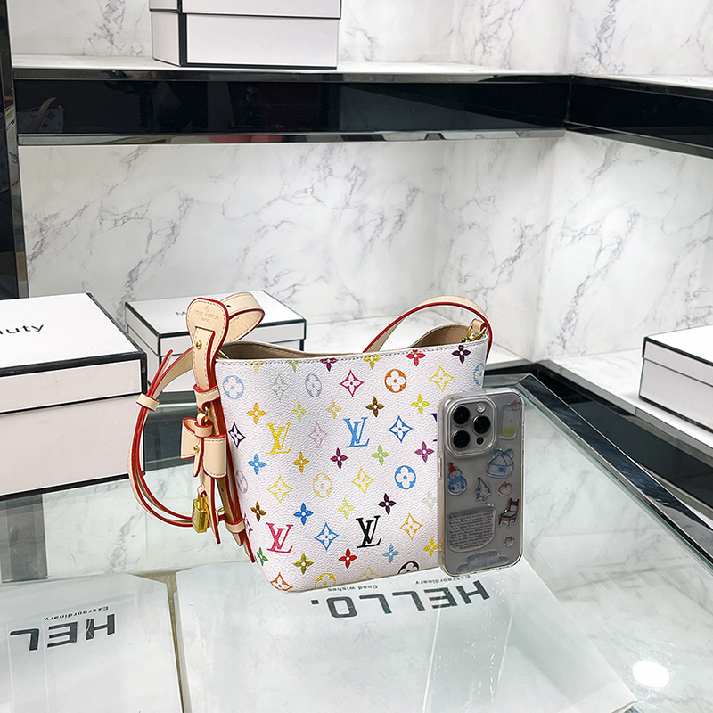 V2856-💴31.68$LV gallery
