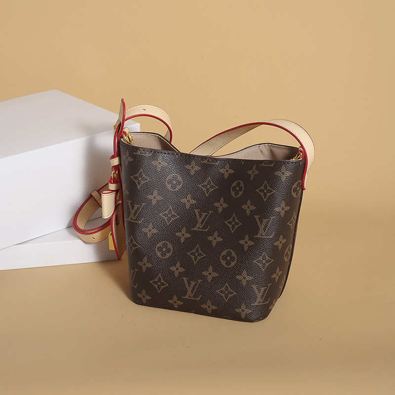 V2856-💴31.68$LV gallery