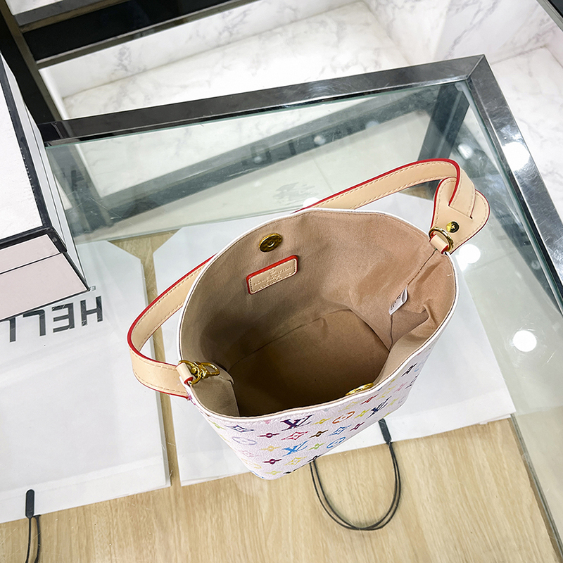 V2856-💴31.68$LV gallery