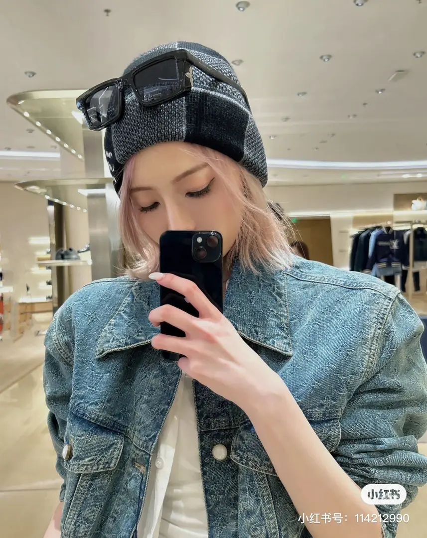 V2918-💴27.55$LV gallery