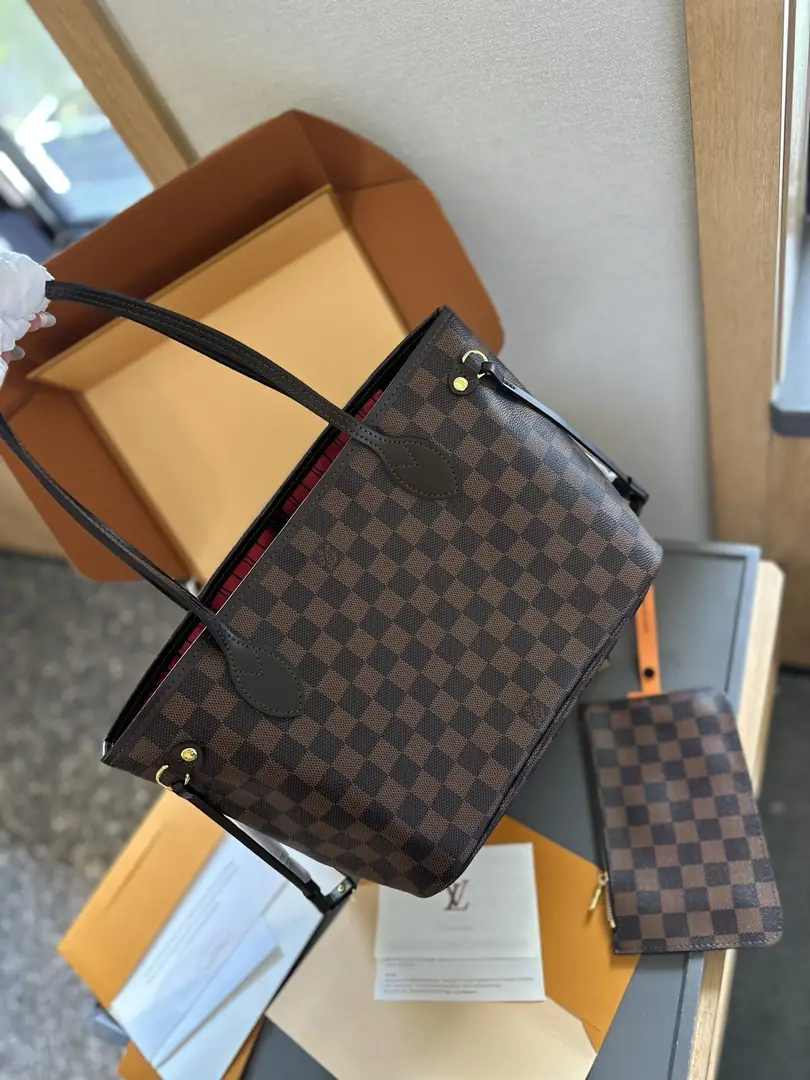 V2944-💴60.55$LV gallery