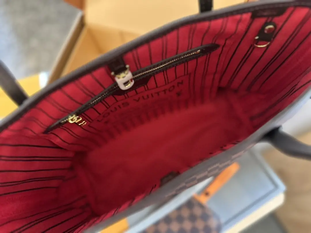 V2944-💴60.55$LV gallery