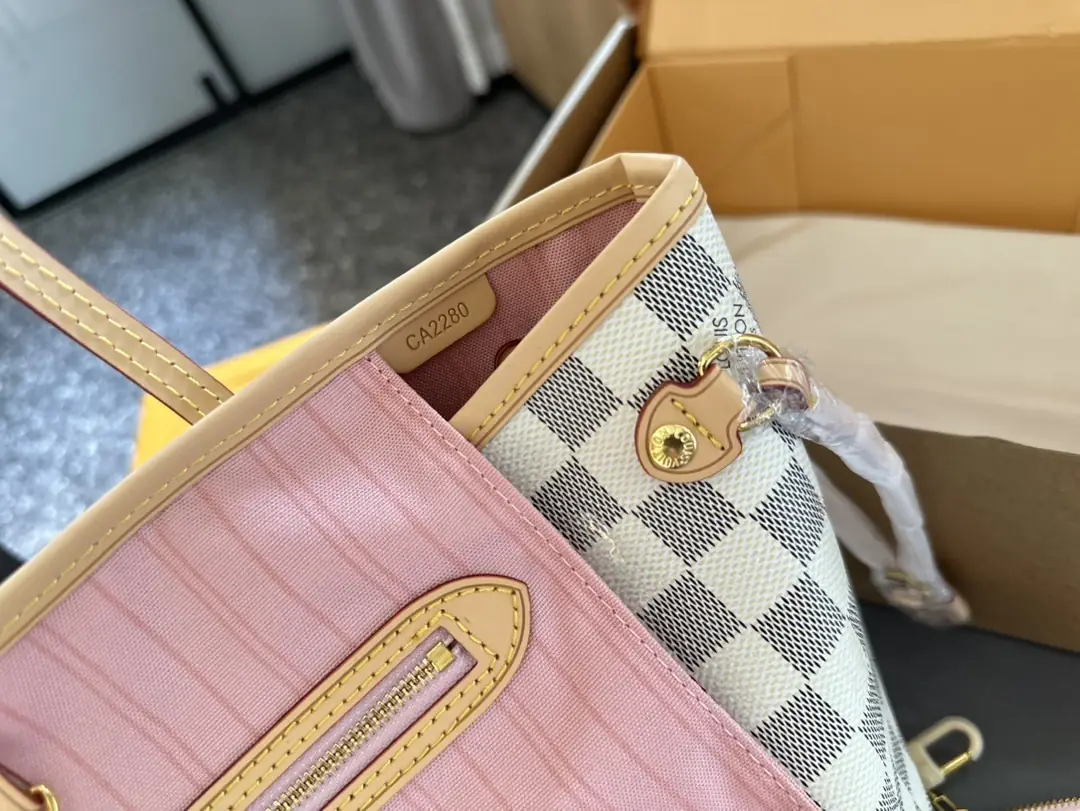 V2944-💴60.55$LV gallery