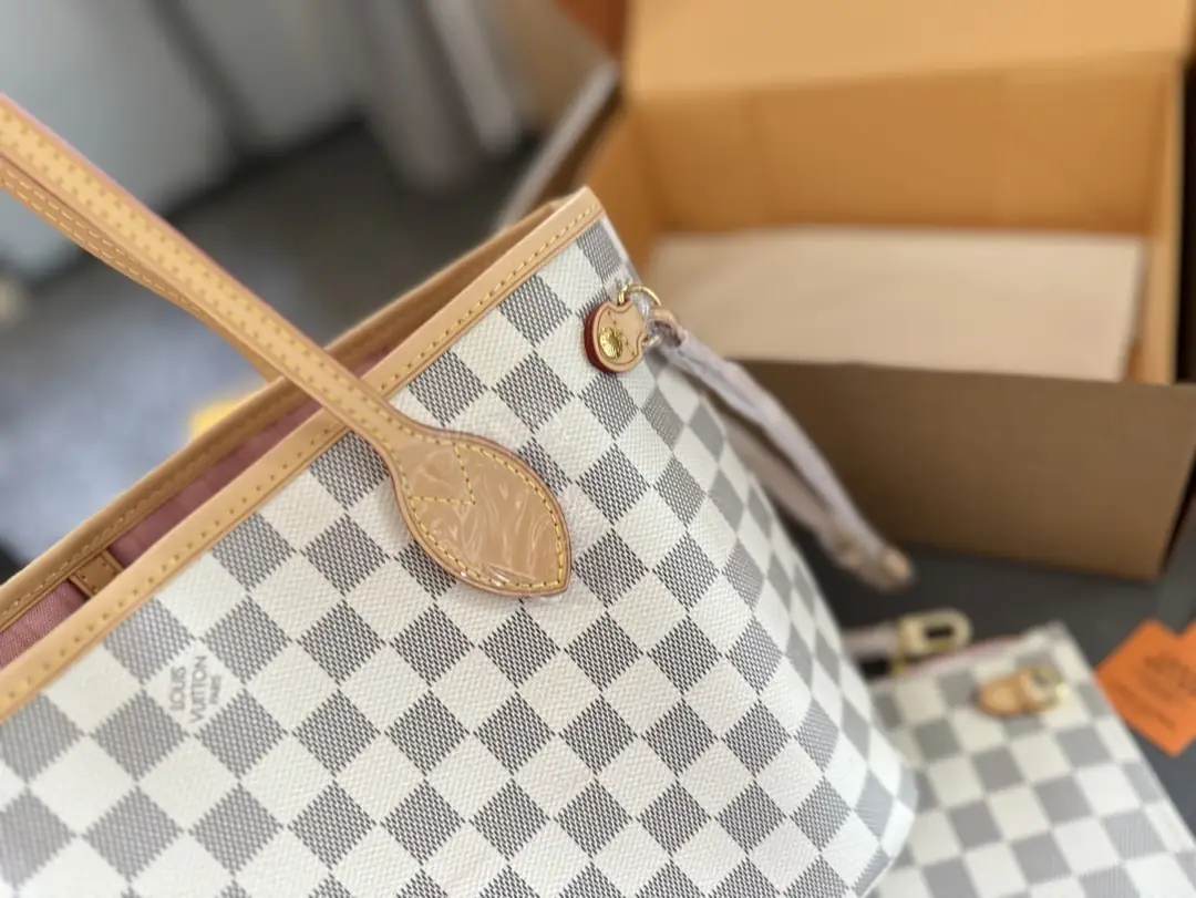 V2944-💴60.55$LV gallery