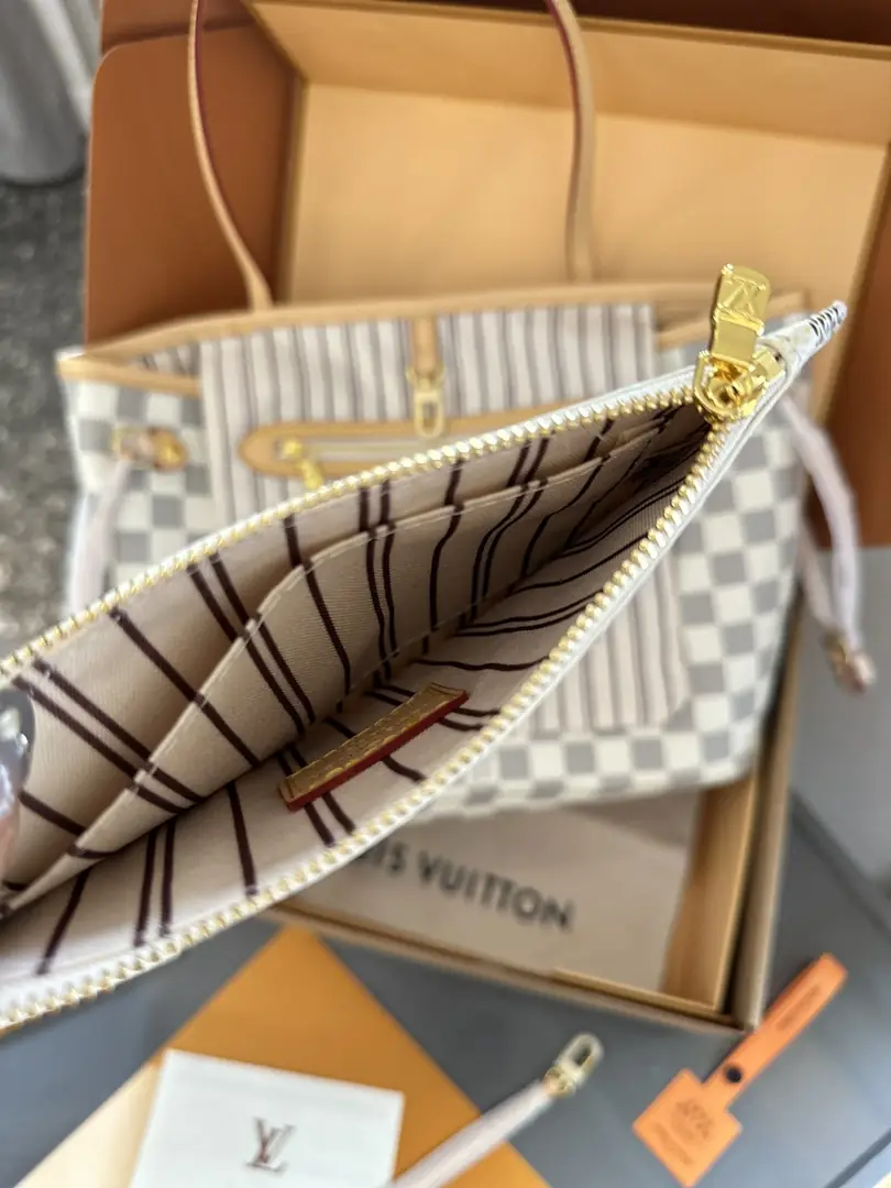 V2944-💴60.55$LV gallery